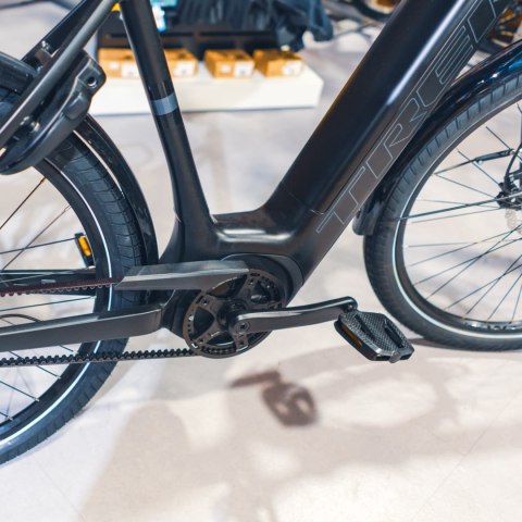 Trek District + 4 Trek Black Satin o niskim przekroku 800 WH 2025 (M)