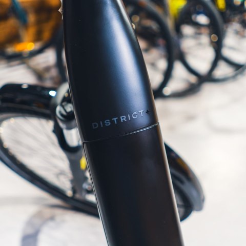 Trek District + 4 Trek Black Satin o niskim przekroku 800 WH 2025 (M)