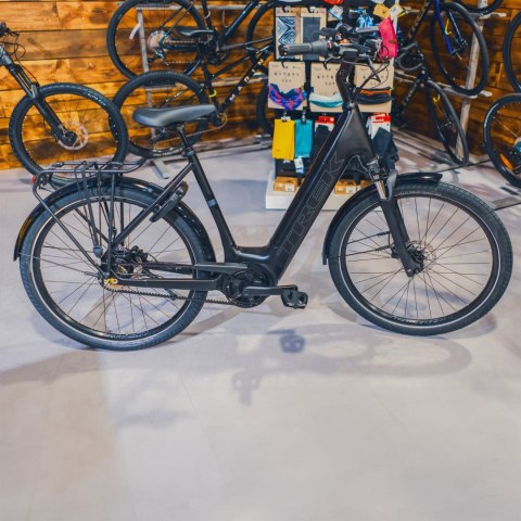 Trek District + 4 Trek Black Satin o niskim przekroku 800 WH 2025 (M)