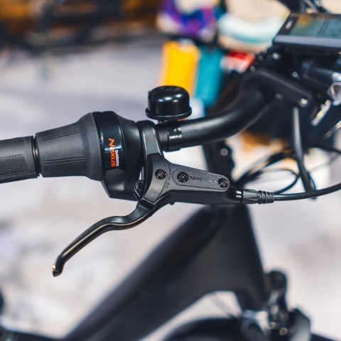 Trek District + 4 Trek Black Satin o niskim przekroku 800 WH 2025 (M)