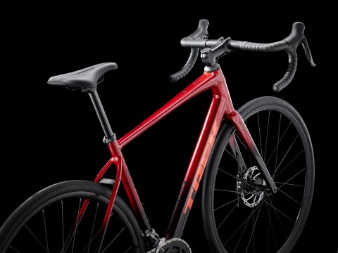 Trek Domane Al 2 Generacja 4 Crimson to Dark Carmine Fade 2026 (58)