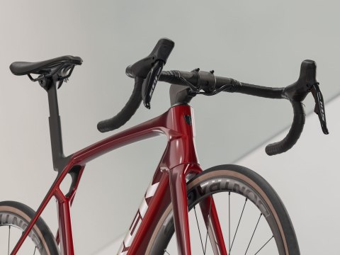 Trek Madone SL 6 Crimson 2025 (L) Trek Madone SL 6 Crimson 2025 (L)